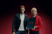 &lt;p&gt;Karolina Gilon i Jakob Kosel twarzami kampanii Durexa i organizacji (RED)® (fot. Durex)&lt;/p&gt;