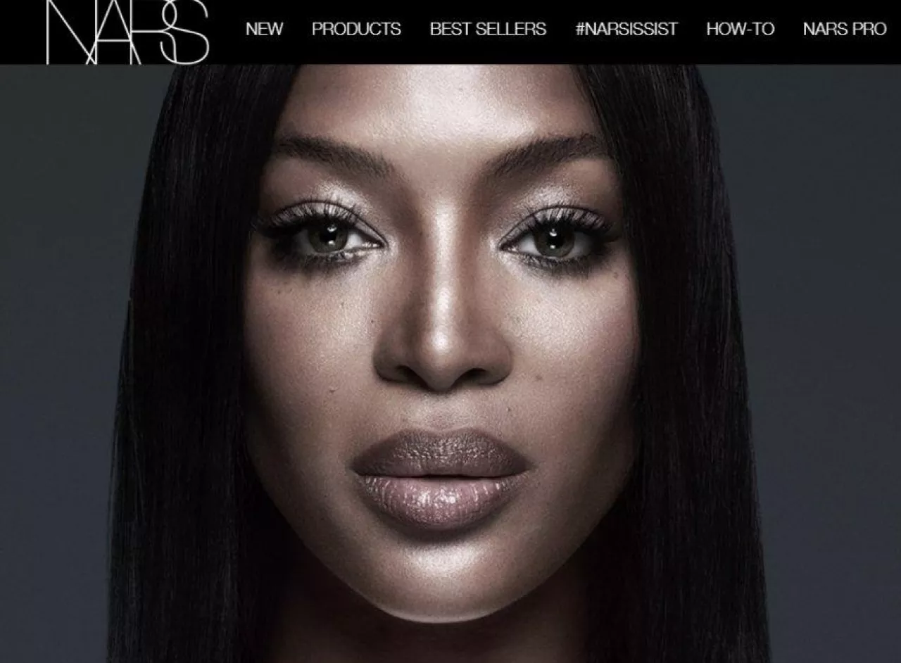 Naomi Campbell firmuje swoją idealną cerą kosmetyki marki Nars (fot. narscometics.com)