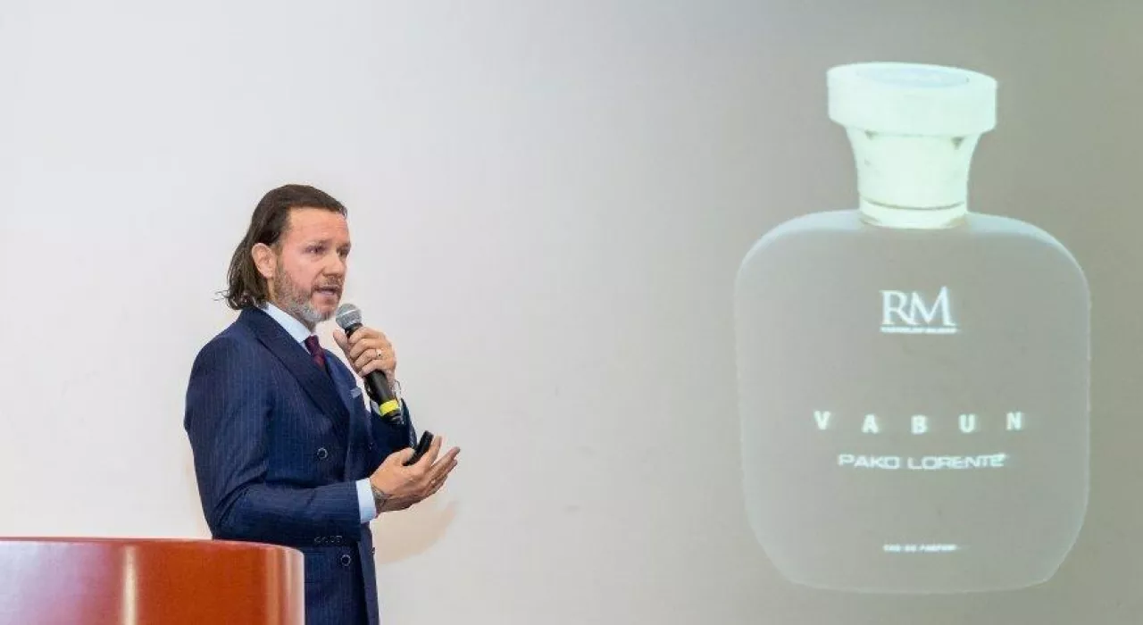 &lt;p&gt;Radosław Majdan, współwłaściciel i twarz marki Vabun podczas prezentacji oferty na konferencji handlowej sieci DP Drogerie Polskie (fot. wiadomoscikosmetyczne.pl)&lt;/p&gt;