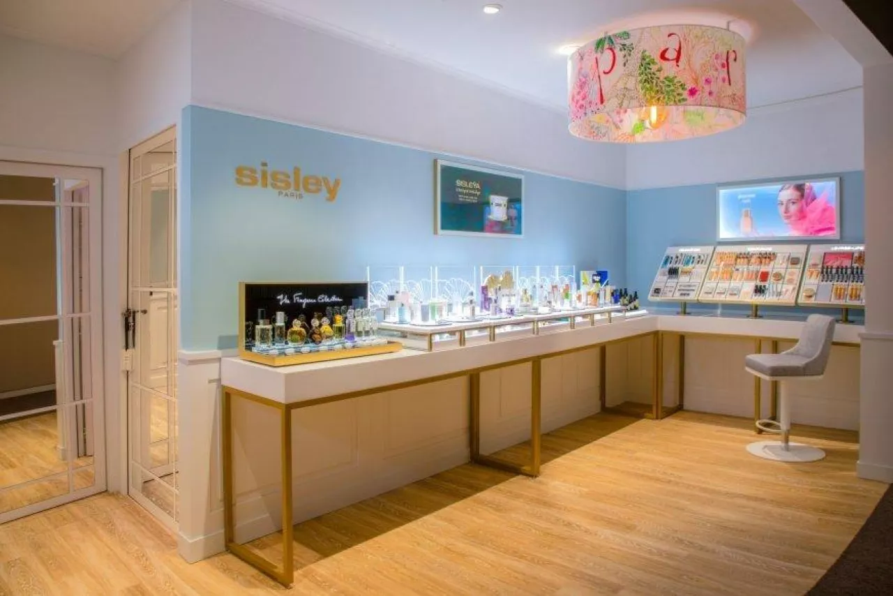 W salonie spa znajduje się również butik Sisley, w którym podróżni mogą zakupić produkty używane podczas zabiegów. (fot. mat. pras. Sisley)