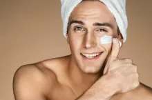 &lt;p&gt;31 proc. mężczyzn uważa, że są bardziej męscy, jeśli o siebie dbają i używają kosmetyków (fot. shutterstock)&lt;/p&gt;