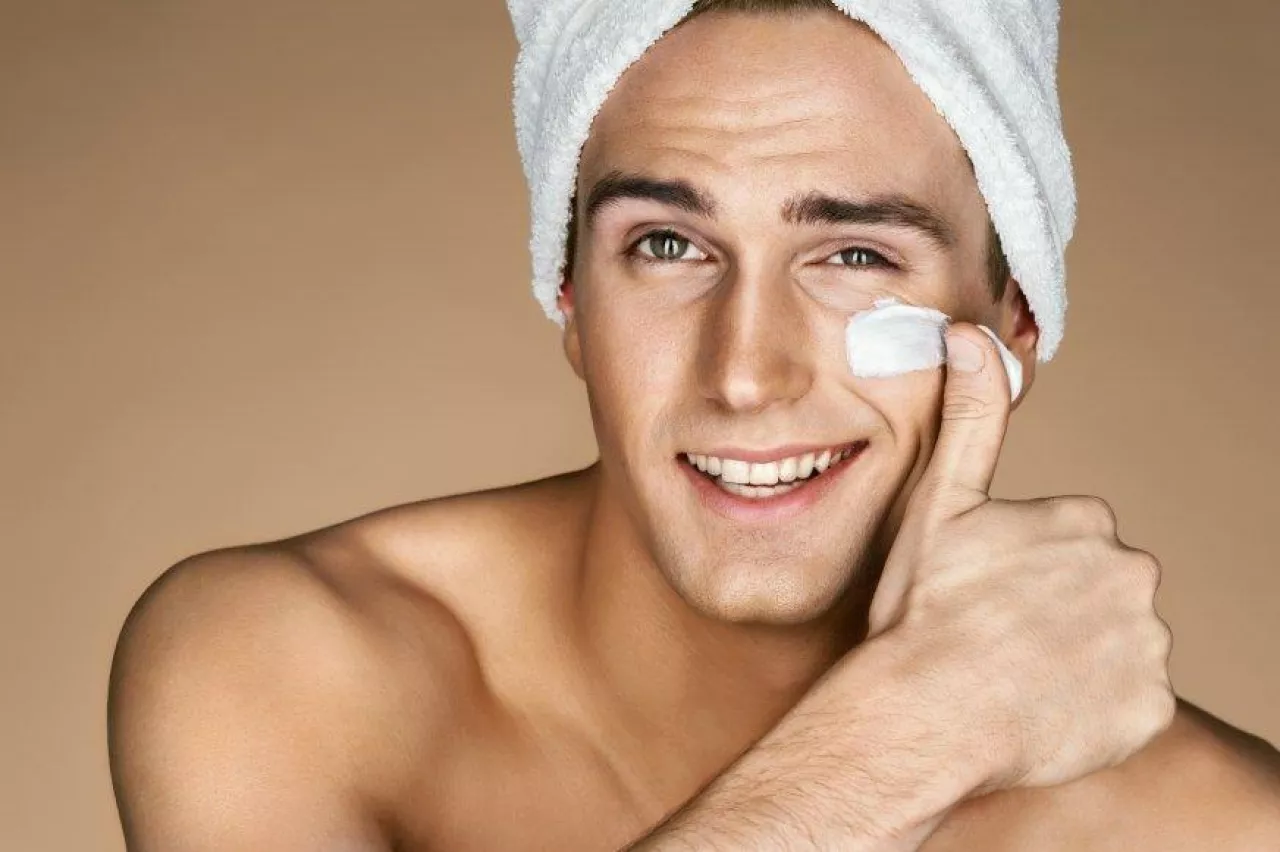 &lt;p&gt;31 proc. mężczyzn uważa, że są bardziej męscy, jeśli o siebie dbają i używają kosmetyków (fot. shutterstock)&lt;/p&gt;