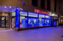 Drogeria należąc do sieci Rossmann podświetlona na niebiesko jak gest solidarności z osobami dotkniętymi autyzmem. (fot. mat. pras. Rossmann)
