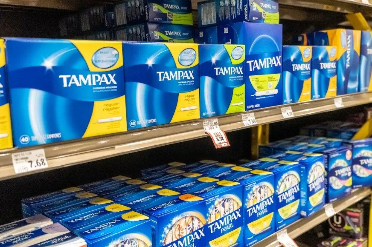 &lt;p&gt;Niedobór menstruacyjnych produktów higienicznych spowodował wzrost ich cen. (fot. Shutterstock)&lt;/p&gt;