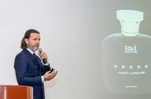 &lt;p&gt;Radosław Majdan podczas promocji swojej marki Vabun na konferencji handlowej sieci DP Drogerie Polskie (fot. wiadomoscikosmetyczne.pl)&lt;/p&gt;
