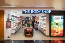 &lt;p&gt;The Body Shop prowadzi swoje sklepy na całym świecie. Marka nie chce już posługiwać się komunikacją anty-aging mówiąc o swoich produktach (fot. shutterstock)&lt;/p&gt;