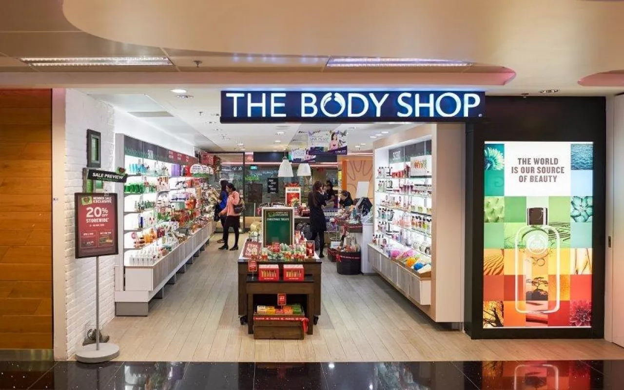 &lt;p&gt;The Body Shop prowadzi swoje sklepy na całym świecie. Marka nie chce już posługiwać się komunikacją anty-aging mówiąc o swoich produktach (fot. shutterstock)&lt;/p&gt;