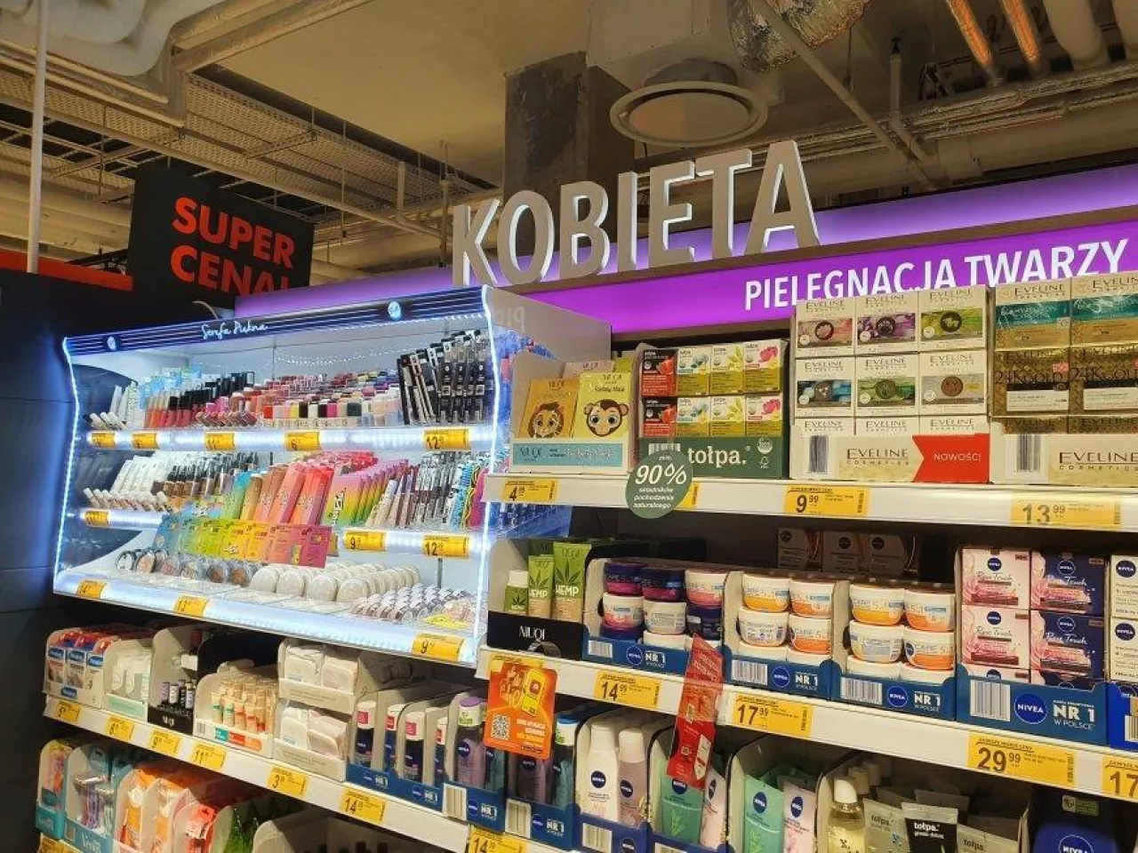 &lt;p&gt;Strefa z kosmetykami dla kobiet w nowej Biedronce w warszawskim centrum handlowym Elektrownia Powiśle (fot. wiadomoscikosmetyczne.pl)&lt;/p&gt;