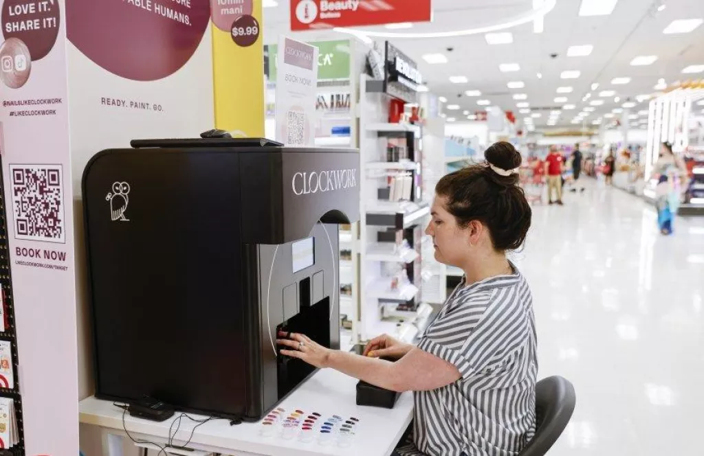 Robot do nakładania lakieru do paznokci może zrewolucjonizować manicure bary i wyspy kosmetyczne (Dallas Morning News)