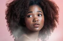 Produkty zmieniające strukturę afrykańskich włosów zaczynają być traktowane jako szkodliwy przejaw rasistowskich wymagań społecznych. (Jessica Felicio)
