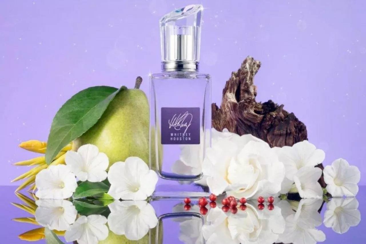 &lt;p&gt;Whitney Houston Signature Fragrance – zapach stworzony na cześć Whitney Houston zawiera nuty białych kwiatów, drzewne i owocowe (materiały prasowe Whitney Houston Estate)&lt;/p&gt;