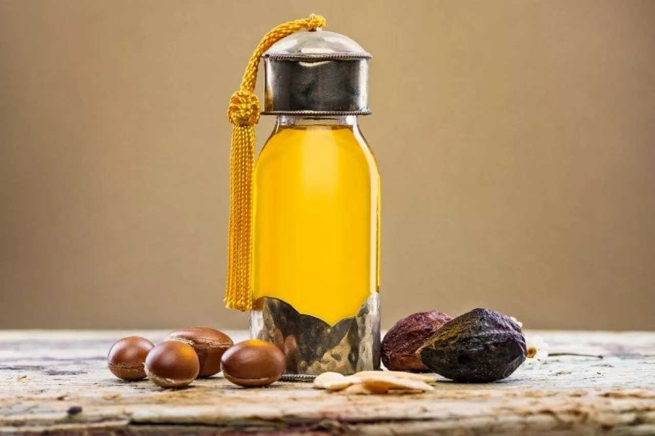 Olej arganowy stał się dekadę temu jednym z najbardziej popularnych surowców kosmetycznych, zwłaszcza w produktach do pielęgnacji włosów. (Shutterstock)