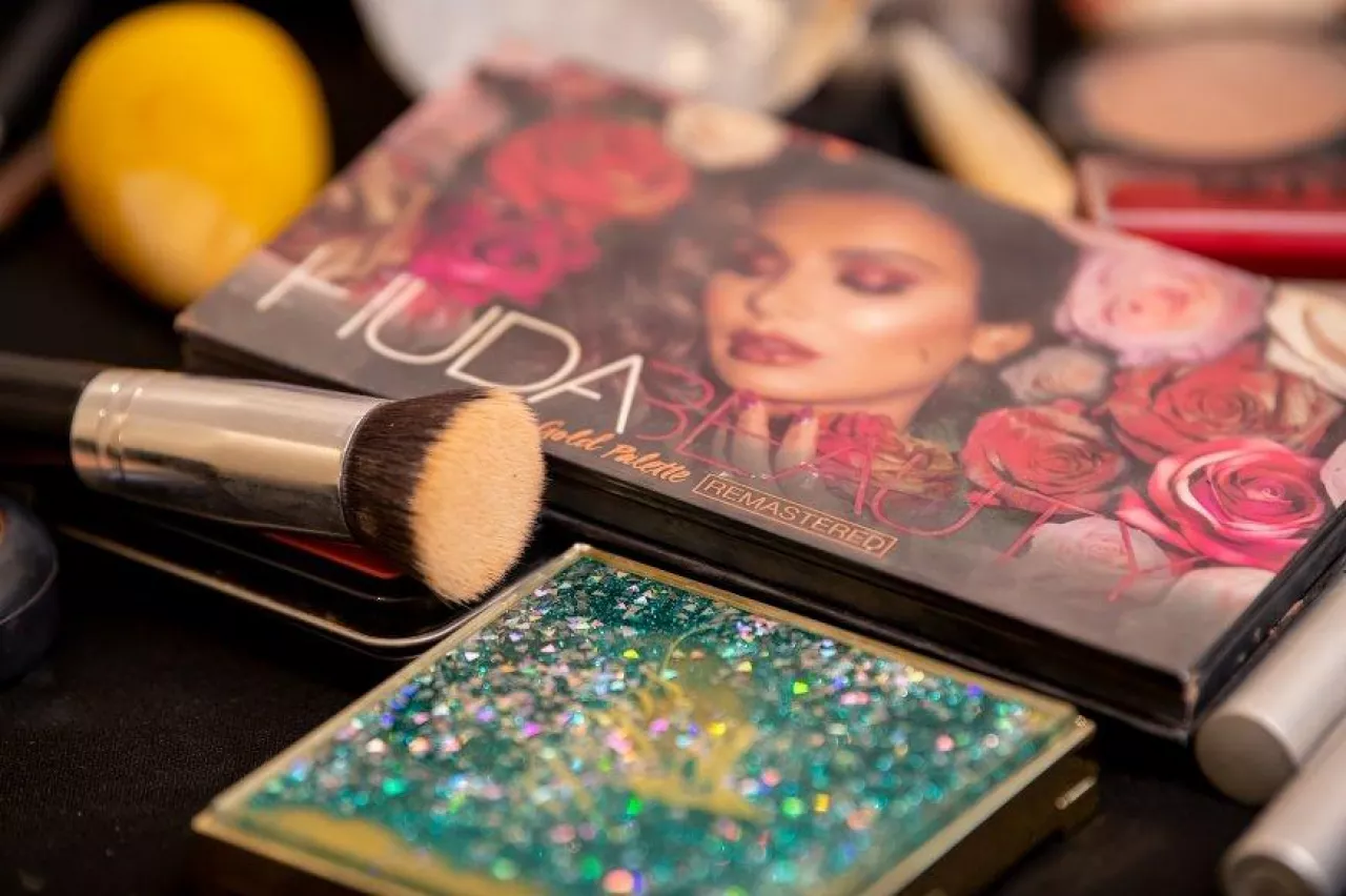 &lt;p&gt;Huda Beauty opuszcza chiński rynek online i offline, idąc w ślady innych brandów kosmetycznych, salwujących się ucieczką z Chin. (Shutterstock)&lt;/p&gt;
