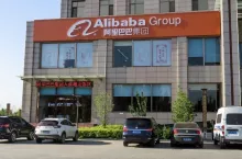 Alibaba umacnia swoją pozycję w świecie ecommerce, osiągają satysfakcjonujące wyniki finansowe pomimo trudności związanych z sytuacją polityczną w Chinach i pandemią COVID-19.