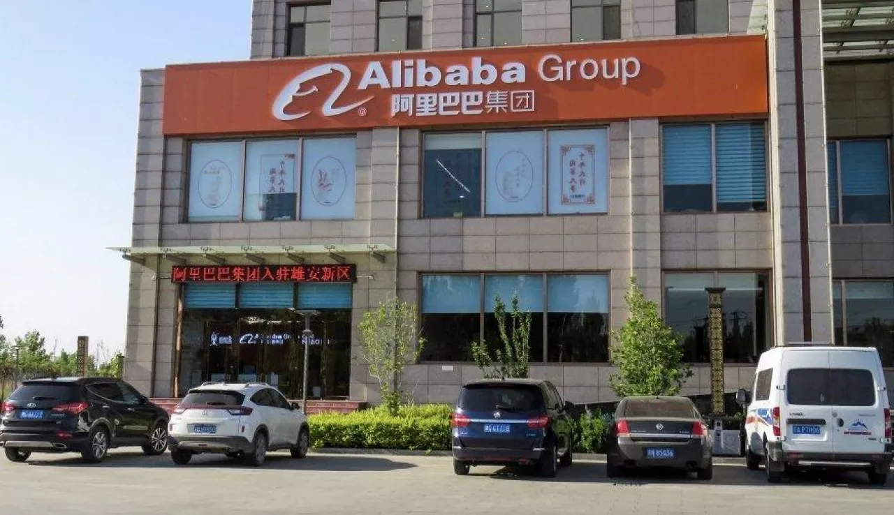 Alibaba umacnia swoją pozycję w świecie ecommerce, osiągają satysfakcjonujące wyniki finansowe pomimo trudności związanych z sytuacją polityczną w Chinach i pandemią COVID-19.