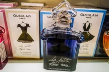 &lt;p&gt;Pierwszym produktem z nakrętkami z surlynu mają być perfumy Guerlain La Petite Robe Noire&lt;/p&gt;
