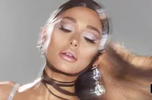 Ariana Grande, amerykańska piosenkarka, kompozytorka, aktorka i autorka tekstów, a także twórczyni makijażowej marki r.e.m. beaty