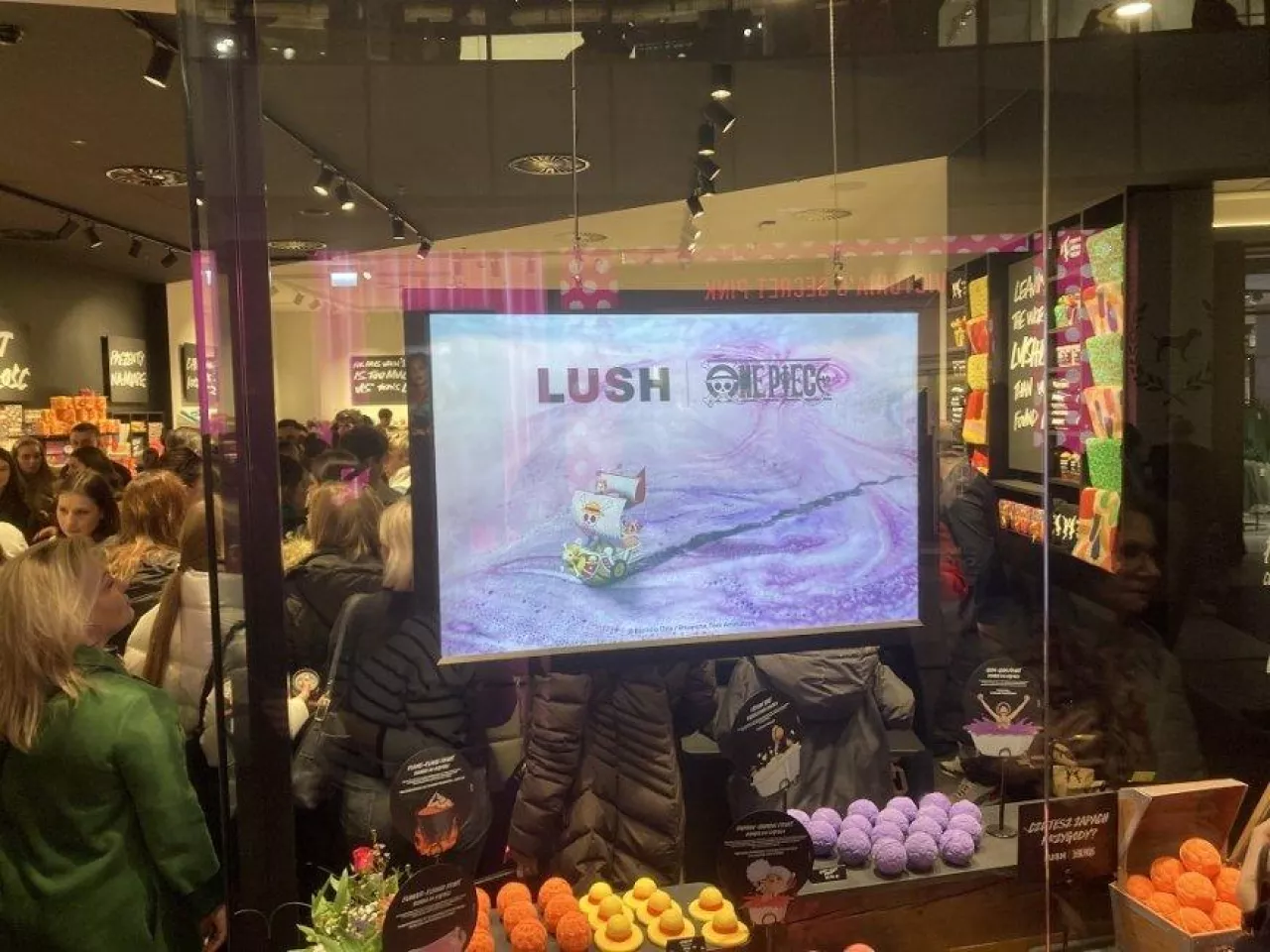 Tłumy pojawiły się na otwarciu pierwszego stacjonarnego sklepu brytyjskiej marki Lush w warszawskich Złotych Tarasch