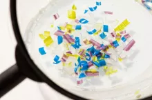 Mikroplastiki to znany od dawna problem ekologiczny, od którego zupełnie dosłownie nie możemy się opędzić - te drobne fragmenty tworzyw sztucznych znajujemy w jedzeniu i własnych ciałach.