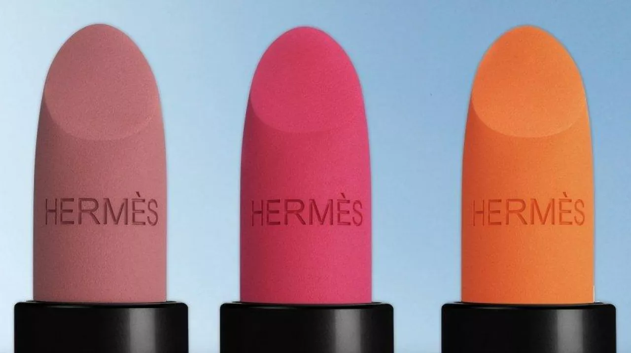 W ofercie luksusowej marki Hermès znajdują się kosmetyki do makijażu i zapachy damskie oraz męskie.