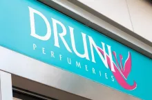 Hiszpańska sieć sklepów kosmetycznych Druni oferuje swoim klientom i klientkom kosmetyki na dowóz dzięki partnerstwu z aplikacją Glovo