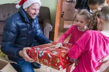 Łukasz de Lubicz-Szeliski, wiceprezes Fundacji, wręcza prezenty dzieciom z potrzebujących rodzin. Środki na wsparcie rodzin zostały zebrane podczas charytatywnej kolacji. W sumie 665 tys. zł