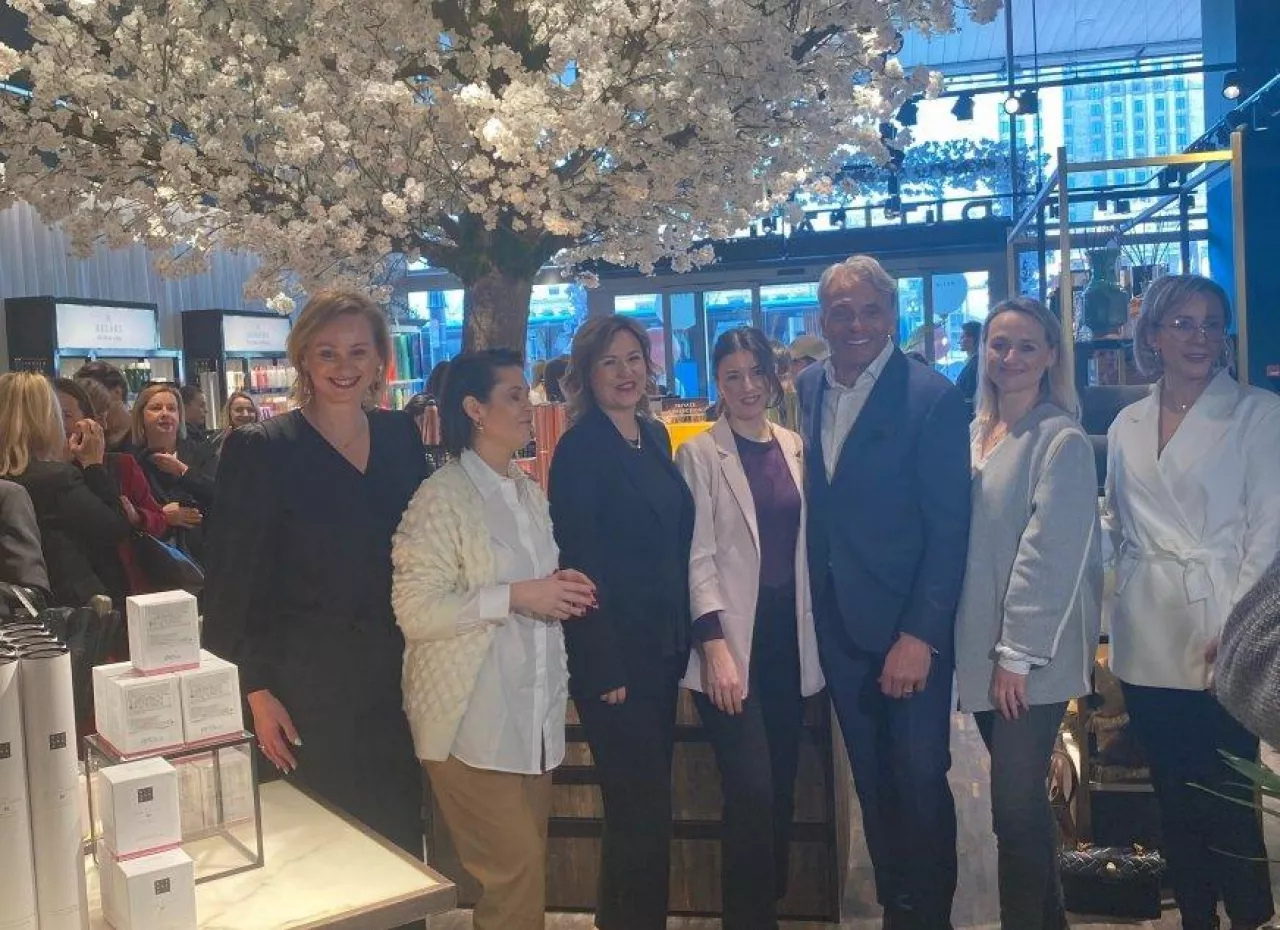 Raymond Cloosterman, CEO i założyciel marki Rituals Cosmetics, z polskim teamem podczas otwarcia 22. sklepu marki w Polsce, w warszawskich Domach Centrum