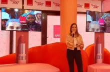 Dominika Świerszcz, brand manager produktów makijażowych w Avon, podczas prezentacji pomadki Hydramatic i kampanii #szachmat