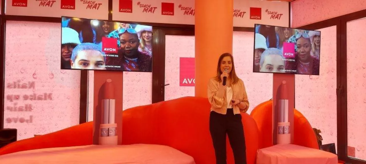 Dominika Świerszcz, brand manager produktów makijażowych w Avon, podczas prezentacji pomadki Hydramatic i kampanii #szachmat