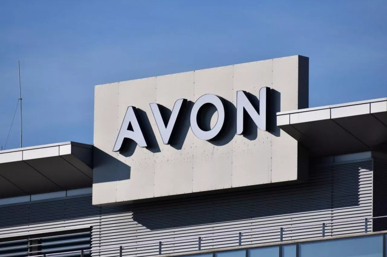 &lt;p&gt;Przychody Avon International spadły o niemal 10 proc., co jest spowodowane wojną w Ukrainie. Spadek został nieznacznie złagodzony przez silną sprzedaż na rynku Ameryki Łacińskiej&lt;/p&gt;
