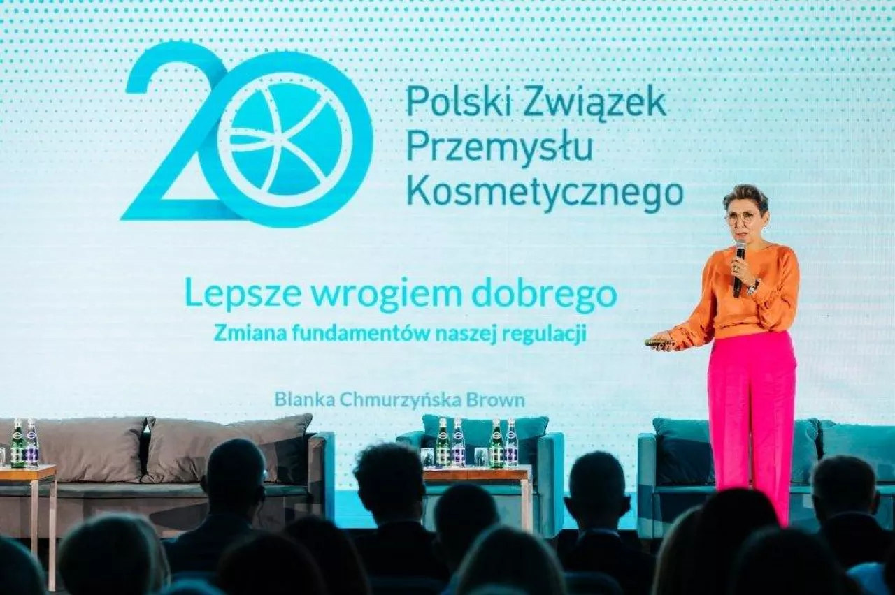 Blanka Chmurzyńska-Brown, dyrektor generalna Polskiego Związku Przemysłu Kosmetycznego na konferencji zorganizowanej z okazji 20-lecia Związku i poświęconej wyzwaniom, które stawia przed branżą zmieniające się prawo kosmetyczne, ale także oczekiwania konsumentów.