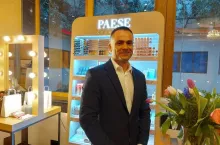 Dominik Kotarba, dyrektor ds. handlowych w Paese Cosmetics Poland podczas targów firmy Błysk i sieci DP Drogerie Polskie