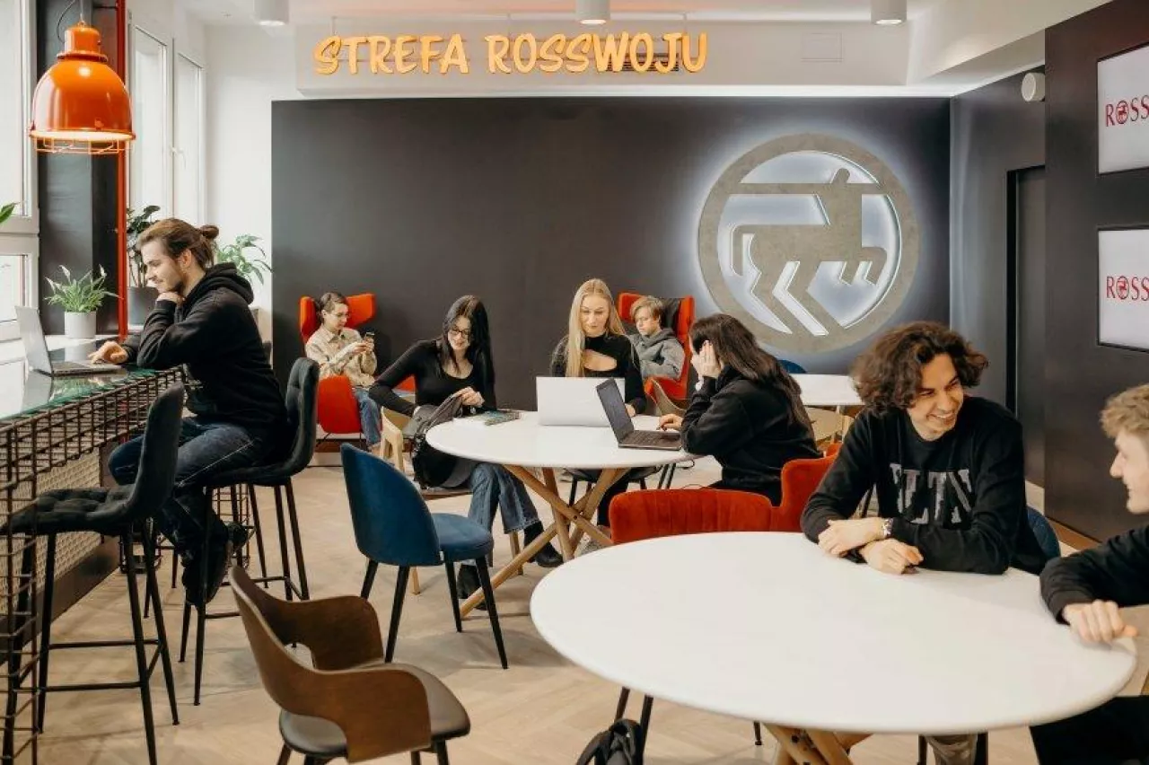 Designerska i funkcjonalna przestrzeń, gdzie można usiąść podczas studenckiego „okienka”, przejrzeć notatki, spotkać się ze znajomymi czy po prostu odprężyć się – tak w skrócie można opisać strefa ROSSwoju na terenie Wydziału Organizacji i Zarządzania Politechniki Łódzkiej