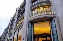 LVMH to skrót od francuskiej nazwy ”Moët Hennessy Louis Vuitton SE” i jest to francuski koncern zajmujący się produkcją i dystrybucją dóbr luksusowych, takich jak perfumy, zegarki, biżuteria, alkohol, moda i akcesoria. LVMH jest uważany za największy na świecie producenta dóbr luksusowych, a jego portfolio marek obejmuje takie marki jak Louis Vuitton, D