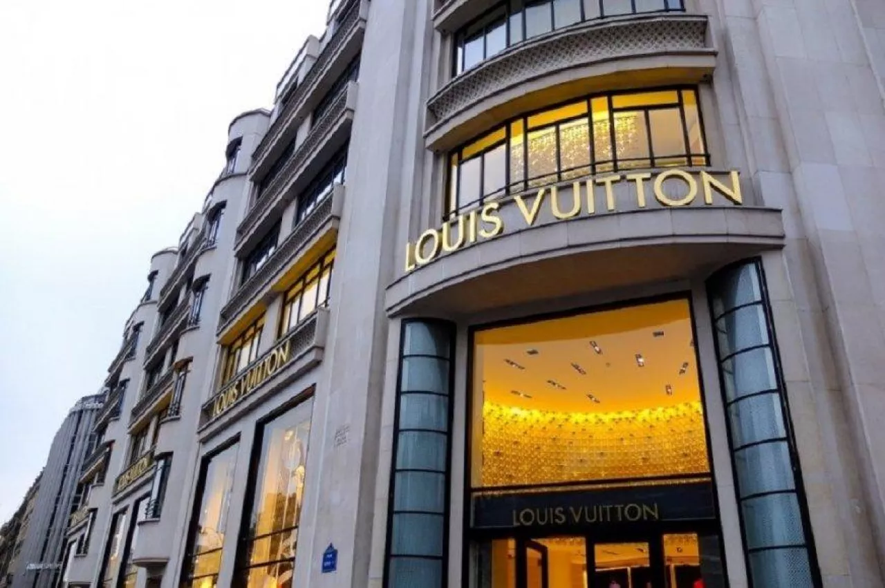 LVMH to skrót od francuskiej nazwy ”Moët Hennessy Louis Vuitton SE” i jest to francuski koncern zajmujący się produkcją i dystrybucją dóbr luksusowych, takich jak perfumy, zegarki, biżuteria, alkohol, moda i akcesoria. LVMH jest uważany za największy na świecie producenta dóbr luksusowych, a jego portfolio marek obejmuje takie marki jak Louis Vuitton, D