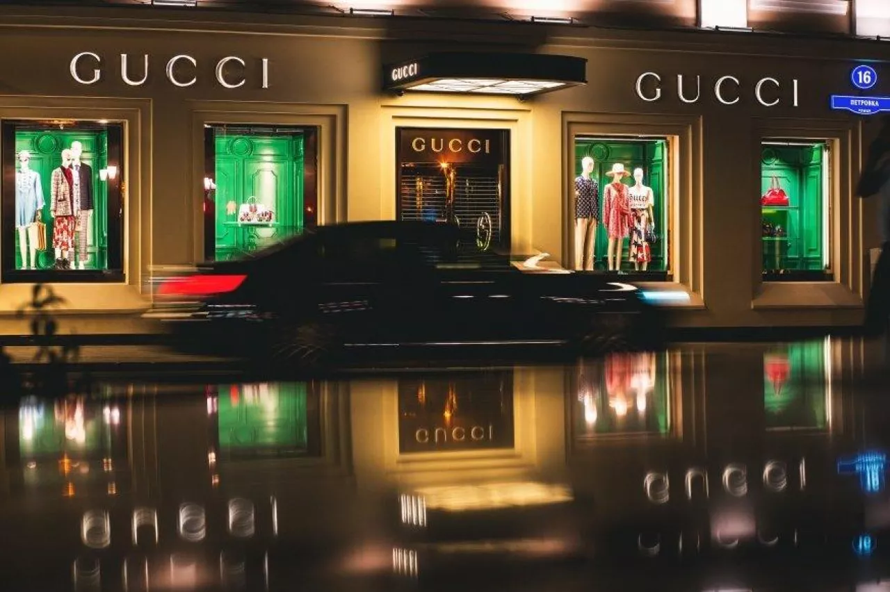 Firma zajmuje się produkcją odzieży, akcesoriów, obuwia, zegarków i biżuterii; w ostatnich latach Gucci wprowadziło do swojej oferty również perfumy oraz kosmetyki.
