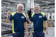 Tobias Rhensius, dyrektor projektu, który nadzorował budowę zakładu w Lipsku, oraz Stephan Roelen, dyrektor zakładu Beiersdorf w Lipsku