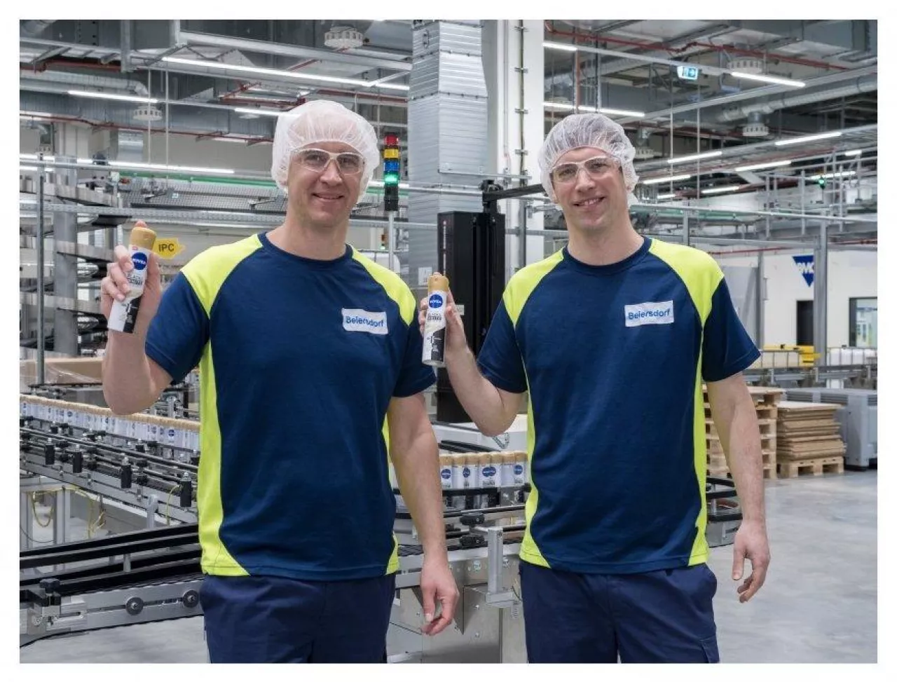 Tobias Rhensius, dyrektor projektu, który nadzorował budowę zakładu w Lipsku, oraz Stephan Roelen, dyrektor zakładu Beiersdorf w Lipsku