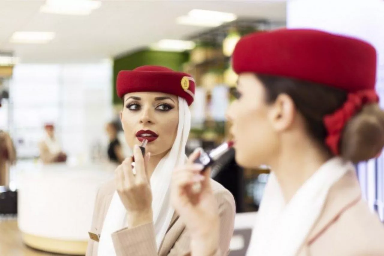 Ekskluzywna linia lotniczna Emirates nawiązała współpracę z marką Dior i Davine, aby jeszcze bardziej wypolerować już i tak couture wizerunek załogi pokładowej.