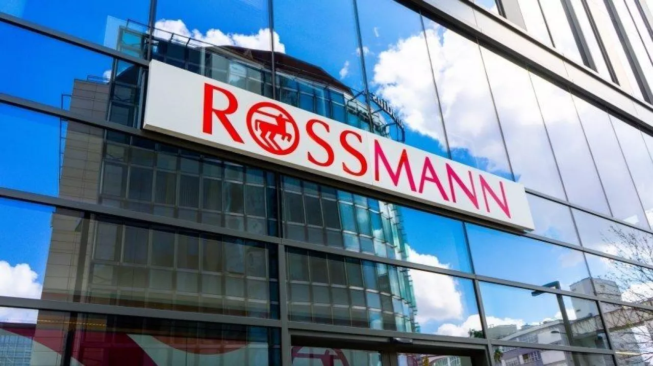 Rossmann, przystępując do programu  „Working With Cancer”, gwarantuje każdemu pracownikowi, u którego zdiagnozowano chorobę nowotworową, miejsce pracy, wynagrodzenie na dotychczasowym poziomie oraz świadczenia przez okres co najmniej 1 roku