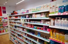 Półka z suplementami diety stale się powiększa w sklepach drogeryjnych