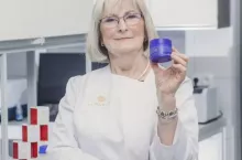 Barbara Zapisek, technolog Samarité z ponad 40 letnim doświadczeniem, jest twórczynią formuły Divine Cream, która sprawia, że krem nadaje się do stosowania na dzień, noc i pod oczy