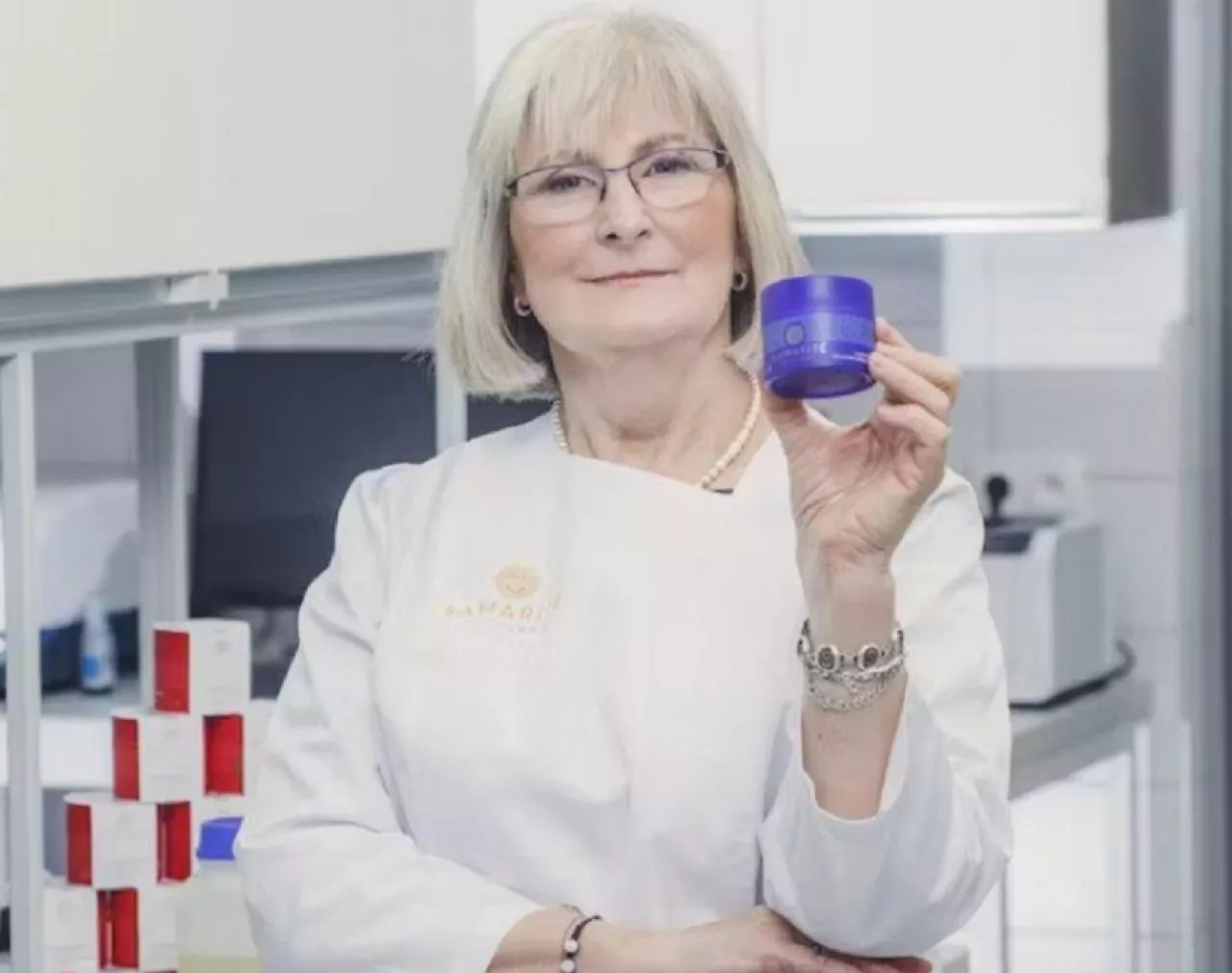 Barbara Zapisek, technolog Samarité z ponad 40 letnim doświadczeniem, jest twórczynią formuły Divine Cream, która sprawia, że krem nadaje się do stosowania na dzień, noc i pod oczy
