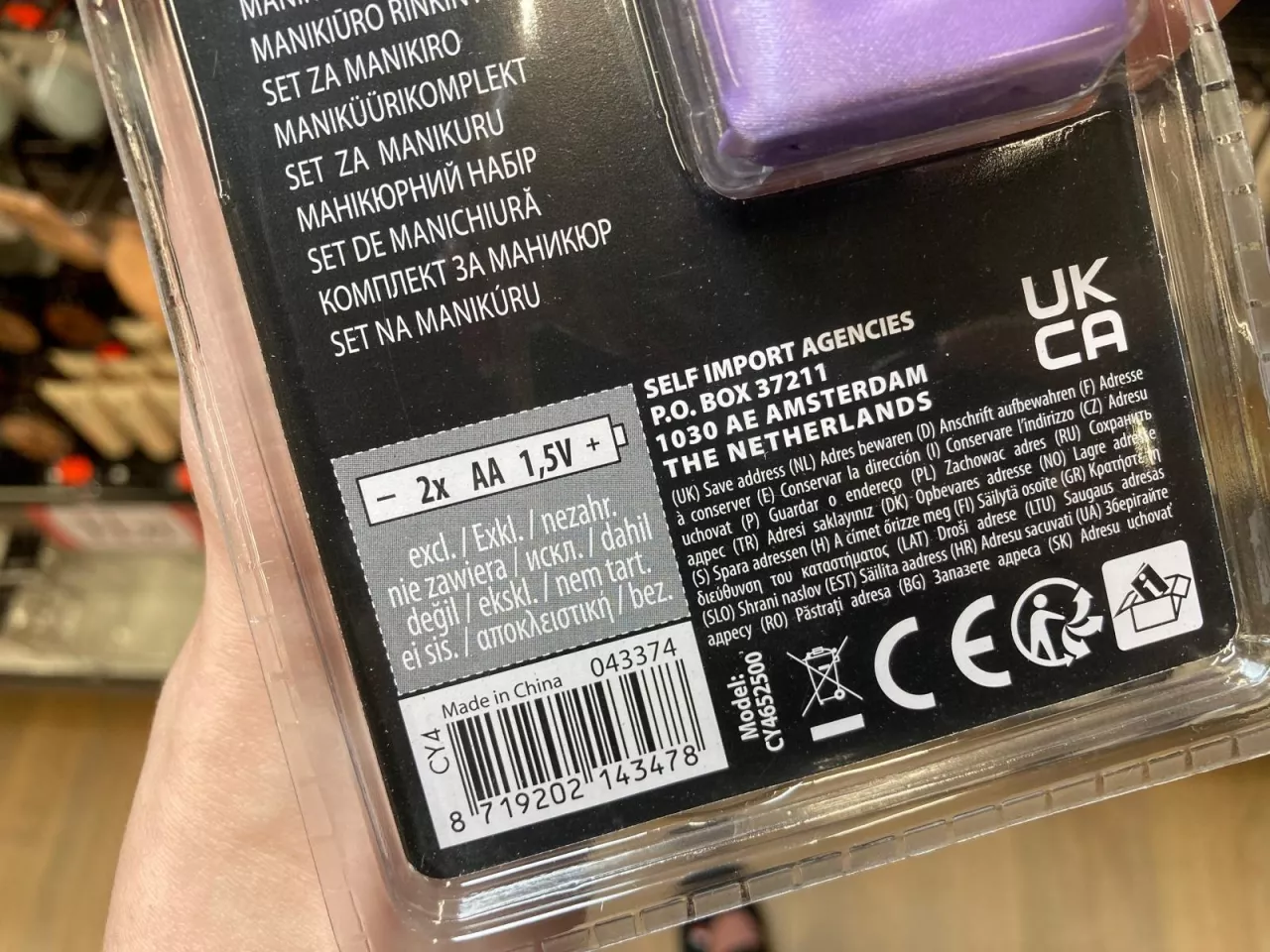 W sklepie Woolworth znajdującym się w centrum handlowym Fort Wola jest tylko jeden regał z ofertą kosmetyczną.