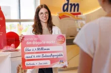 Każda z niemieckich drogerii DM zaprezentowała swoim klientom po dwa projekty ze swojego otoczenia. W rezultacie wybranych zostało ok. 3 tys. przedsięwzięć, które sieć wesprze kwotą ponad 2,1 miliona euro.