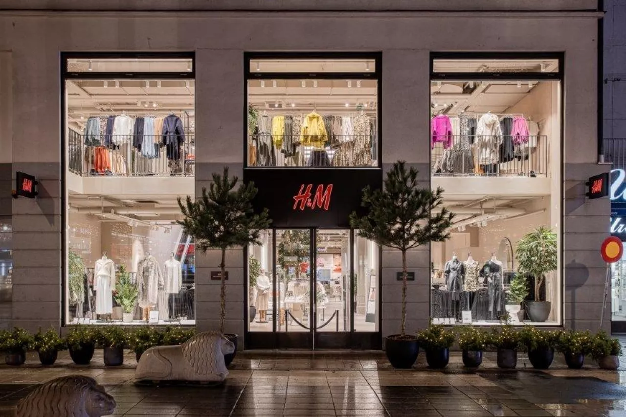 Szwedzka firma H&amp;M  to jeden z największych sprzedawców odzieży na świecie. Obecne zmuszona została do zmniejszenia liczby swoich sklepów z ubraniami i akcesoriami. Równocześnie testuje koncept H&amp;M Beauty