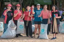Marka Davines i organizacja Plastic Bank angażują społeczności nadmorskie Indonezji, Brazylii i Filipin do oczyszczania plaż z plastiku oceanicznego