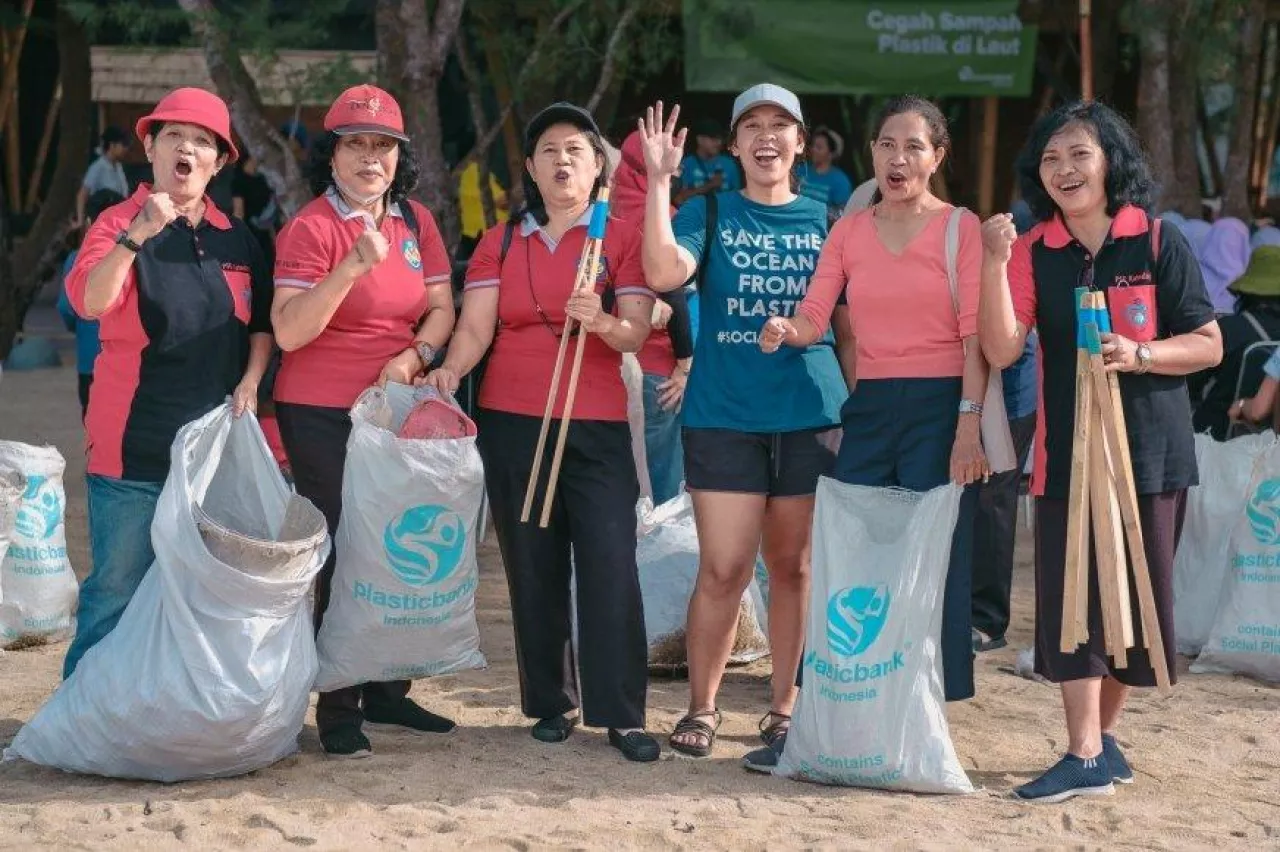 Marka Davines i organizacja Plastic Bank angażują społeczności nadmorskie Indonezji, Brazylii i Filipin do oczyszczania plaż z plastiku oceanicznego