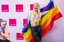 Jedną z osób, która przyłączyła się do akcji Avon jest Julia Sobczyńska – międzynarodowa modelka, finalistka polskiej edycji „Top Model”, która otwarcie mówi o swojej orientacji seksualnej oraz związku z narzeczoną