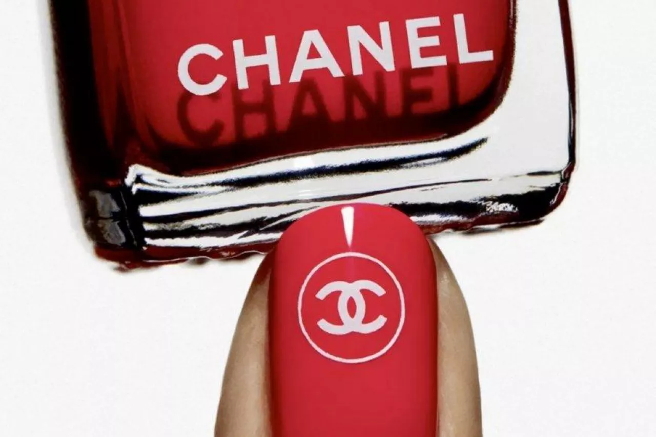 &lt;p&gt;Zestaw naklejek pozwala ozdobić paznokcie rąk i stóp logiem Chanel, kamelią, gwiazdką lub cyferką 5.&lt;/p&gt;